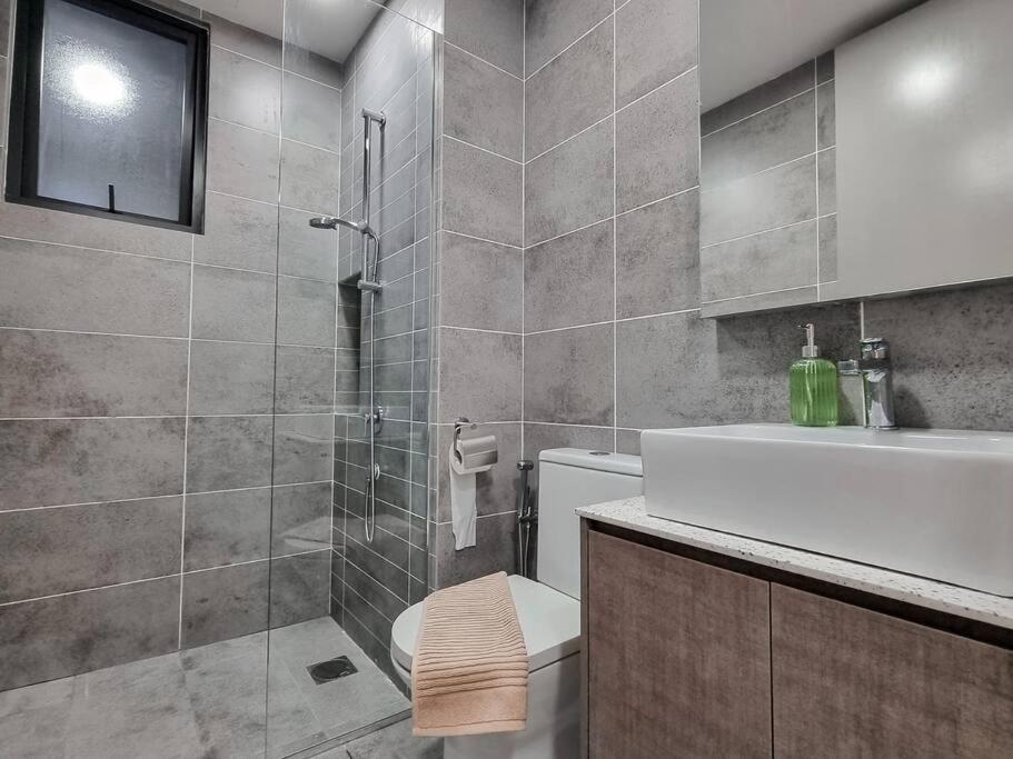 Cozy 3br -2-8pax- 65 Tv Near Midvalley-pavilion 2 *