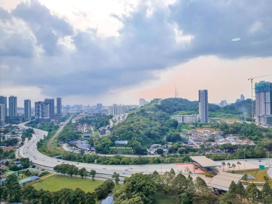 Pangsapuri Cozy 3br -2-8pax- 65 Tv Near Midvalley-pavilion 2