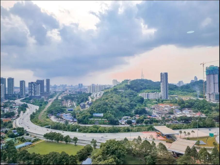 Cozy 3br -2-8pax- 65 Tv Near Midvalley-pavilion 2 Pangsapuri Kuala Lumpur