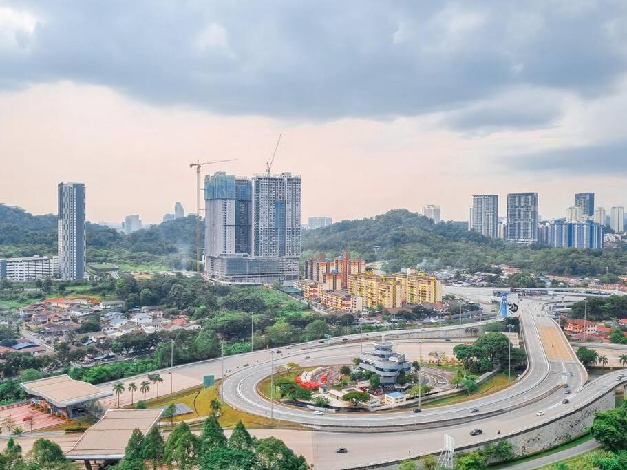 Apartment Cozy 3br -2-8pax- 65 Tv Near Midvalley-pavilion 2 Kuala Lumpur
